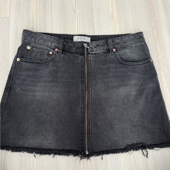 Free People We The Free Zip It Up Black Denim Skirt Size 31 - Picture 2 of 10